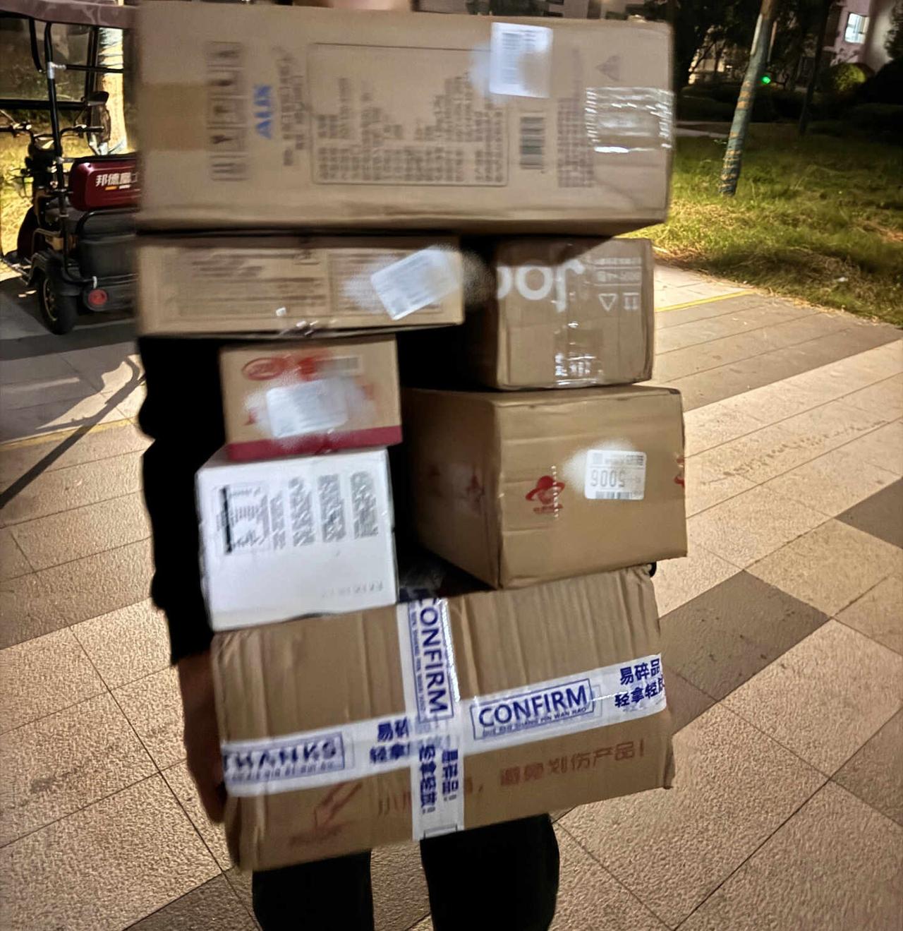crush帮我拿好多快递，会不会对我下头啊
跟crush晚上慢悠悠散步，本来安安