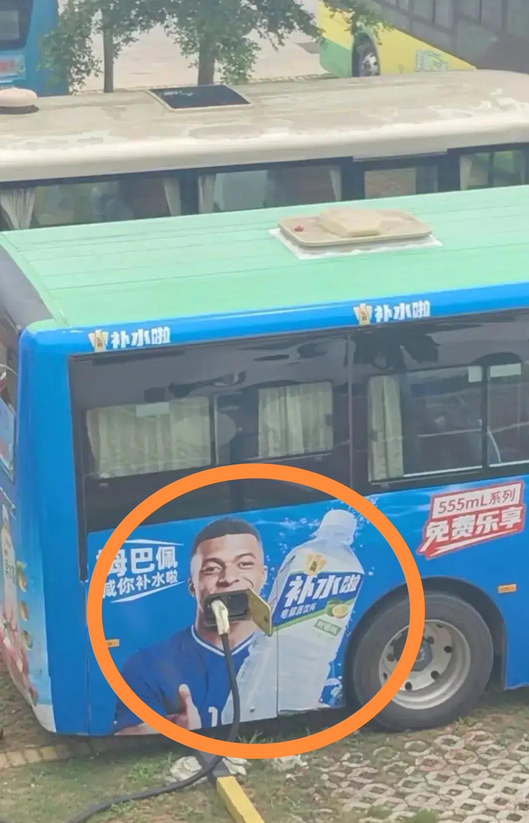 这广告画搭配的充电口，妙不可言！