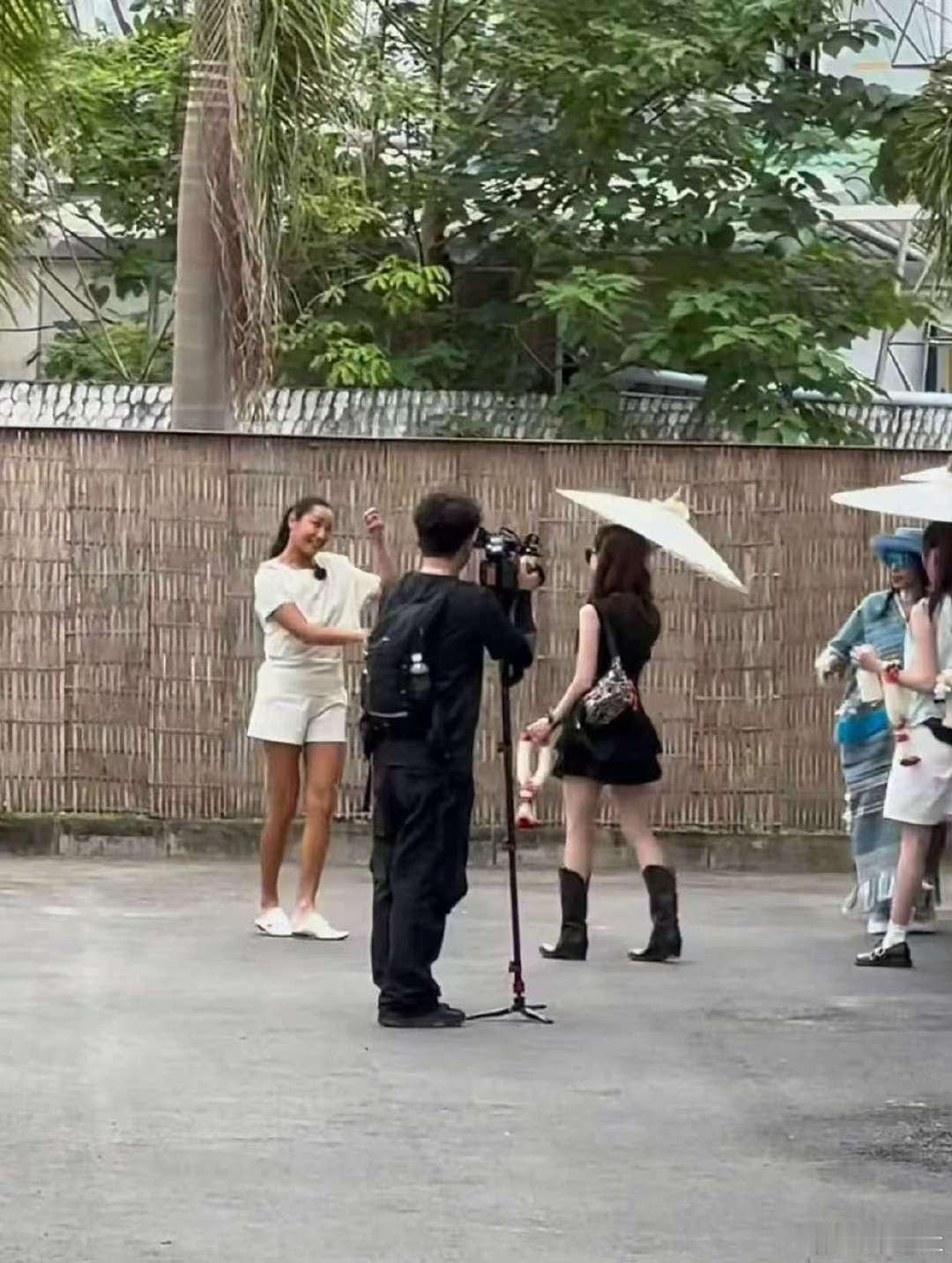 王俊凯瞿颖中餐厅同框路透新加坡人王俊凯西班牙人瞿颖同框瞿颖中餐厅路透泰国中餐厅惊