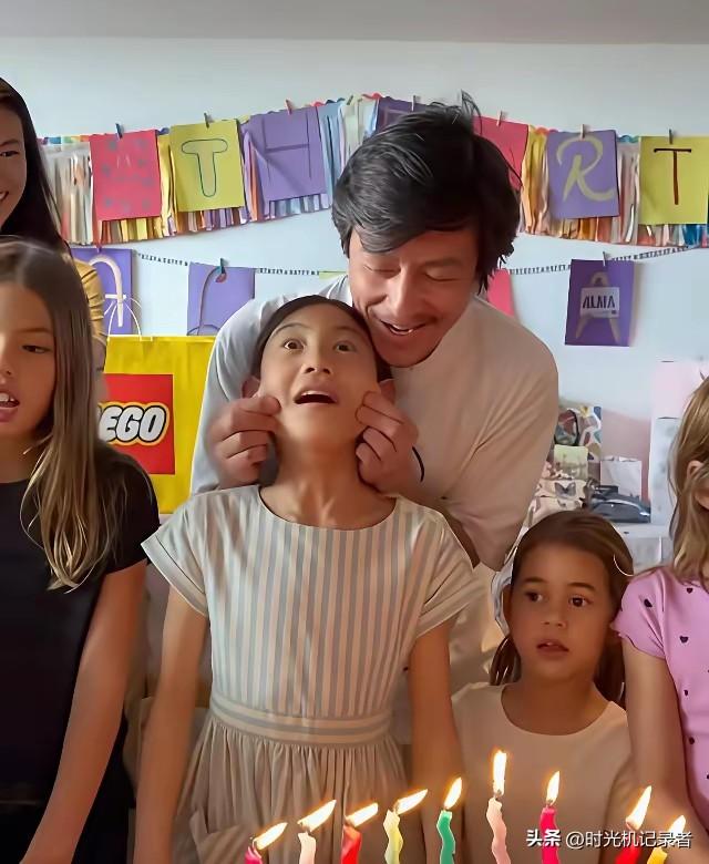 陈冠希真的太丑了，全家的样子真是西化了，女儿也是一点也不像年轻的他，一家子表情真
