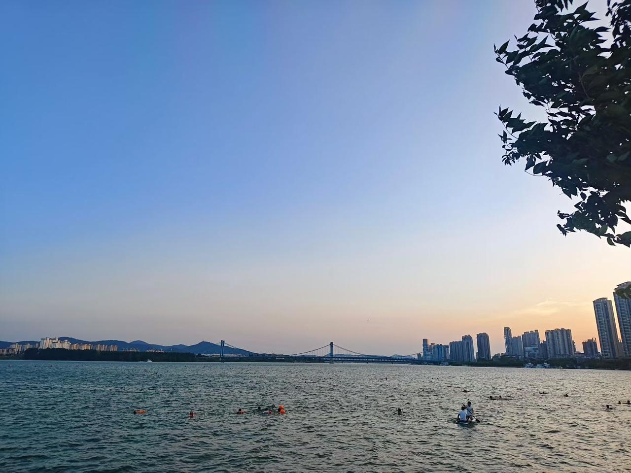 晒图笔记大赛白天躺沙滩吹风，夜晚踩荧光江岸，鱼梁洲的昼夜风景，舒服又松弛。