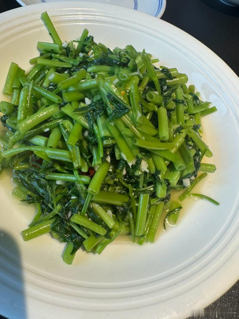 同一家饭店打卡第二天，服务员都熟悉了。我从小喜欢两个川菜里的家常菜：鱼香肉丝，宫