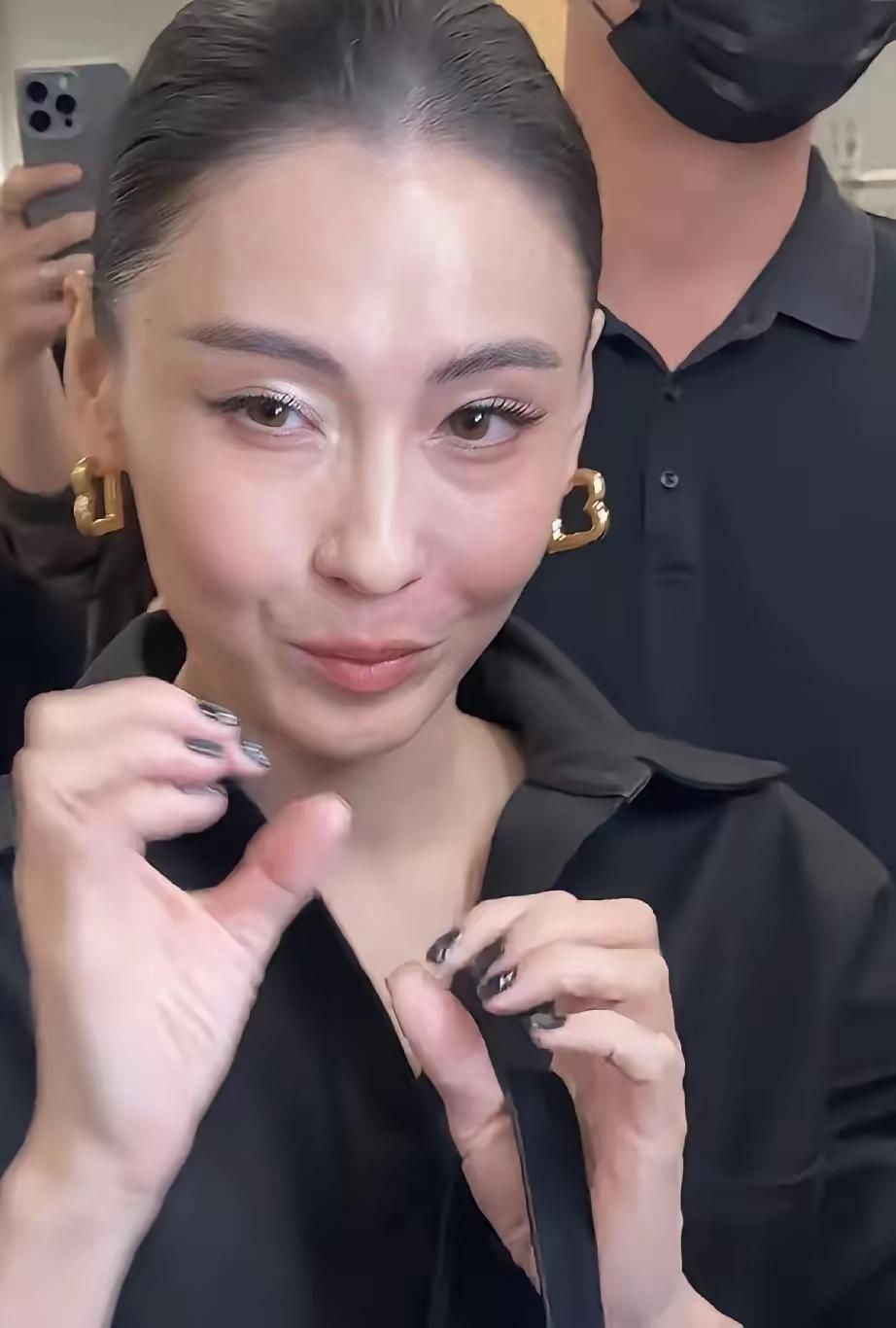 说实话，我向来不觉得她的颜值比王菲高。
近期，网友发觉，素有“小林青霞”之称的张