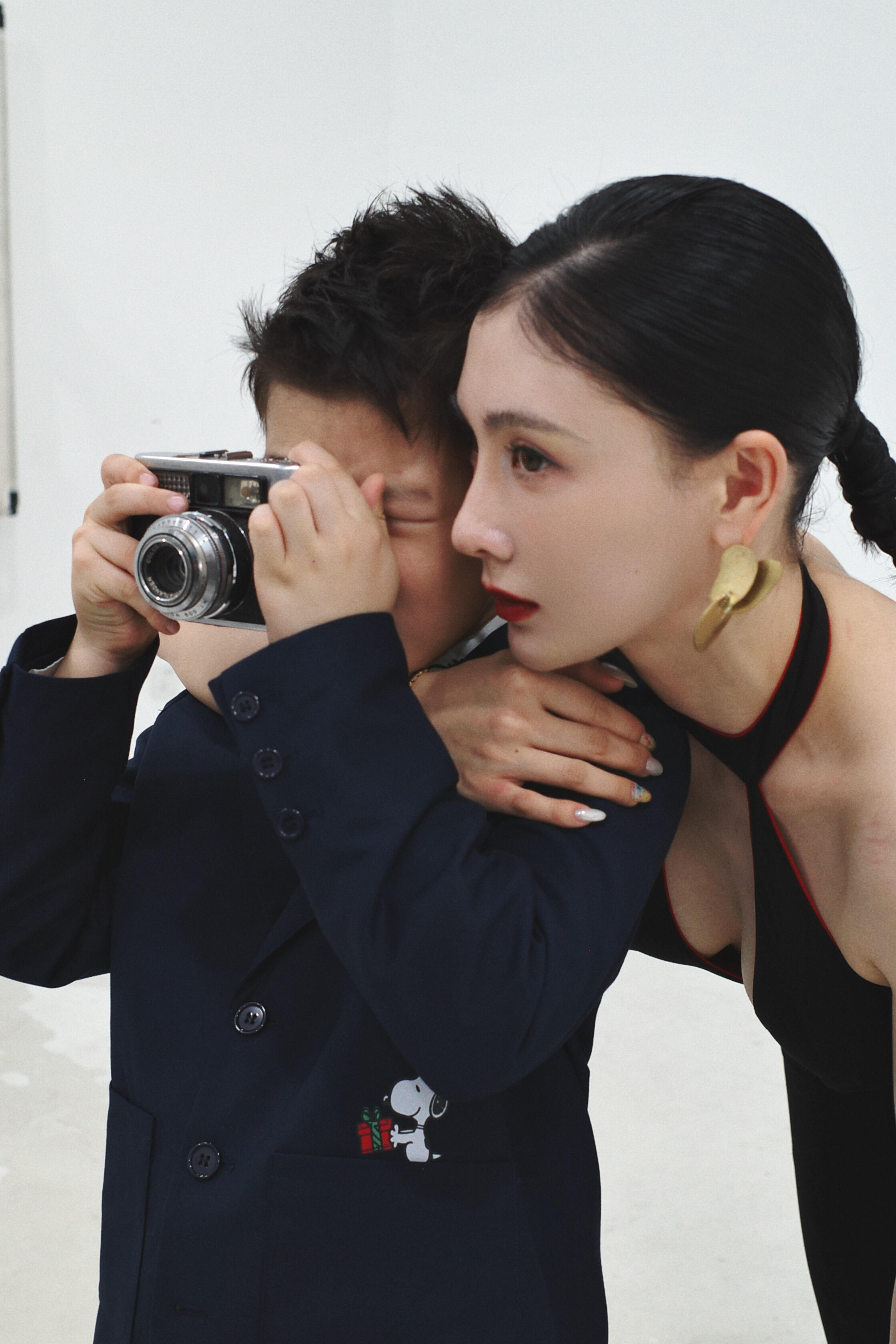 王哲林一家三口拍摄全家福，儿子好好培养，将来也是中国篮坛一员猛将。 