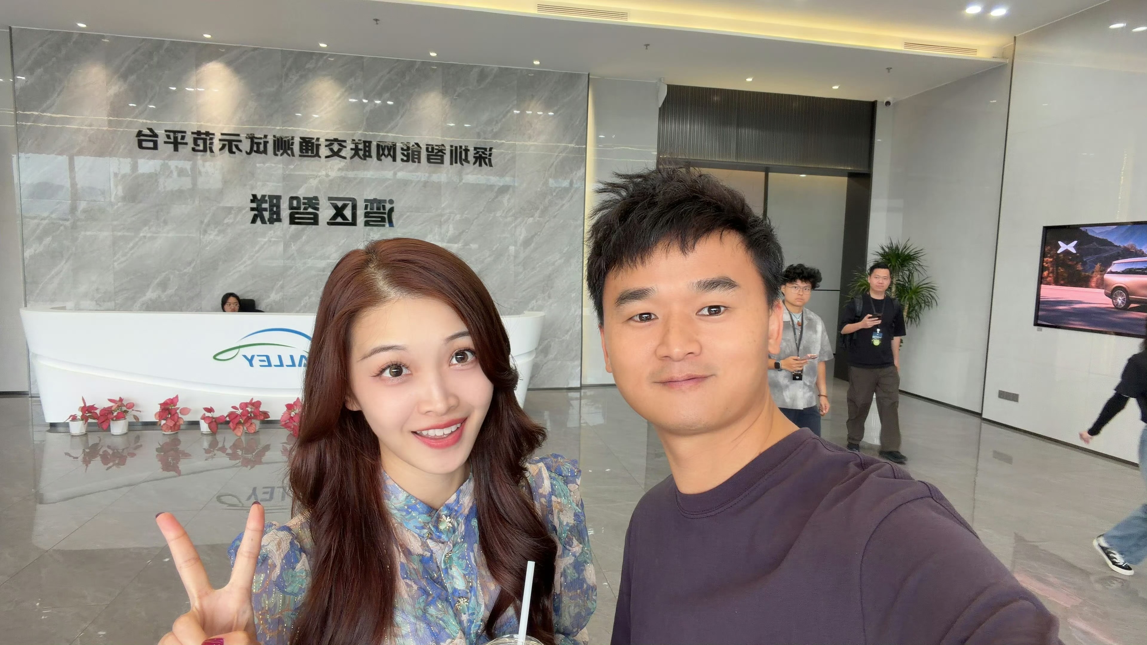 有粉丝说，他遇到女孩合影时的微笑，像极了大运烧鸡一天销售额破万，我看法是不一样的