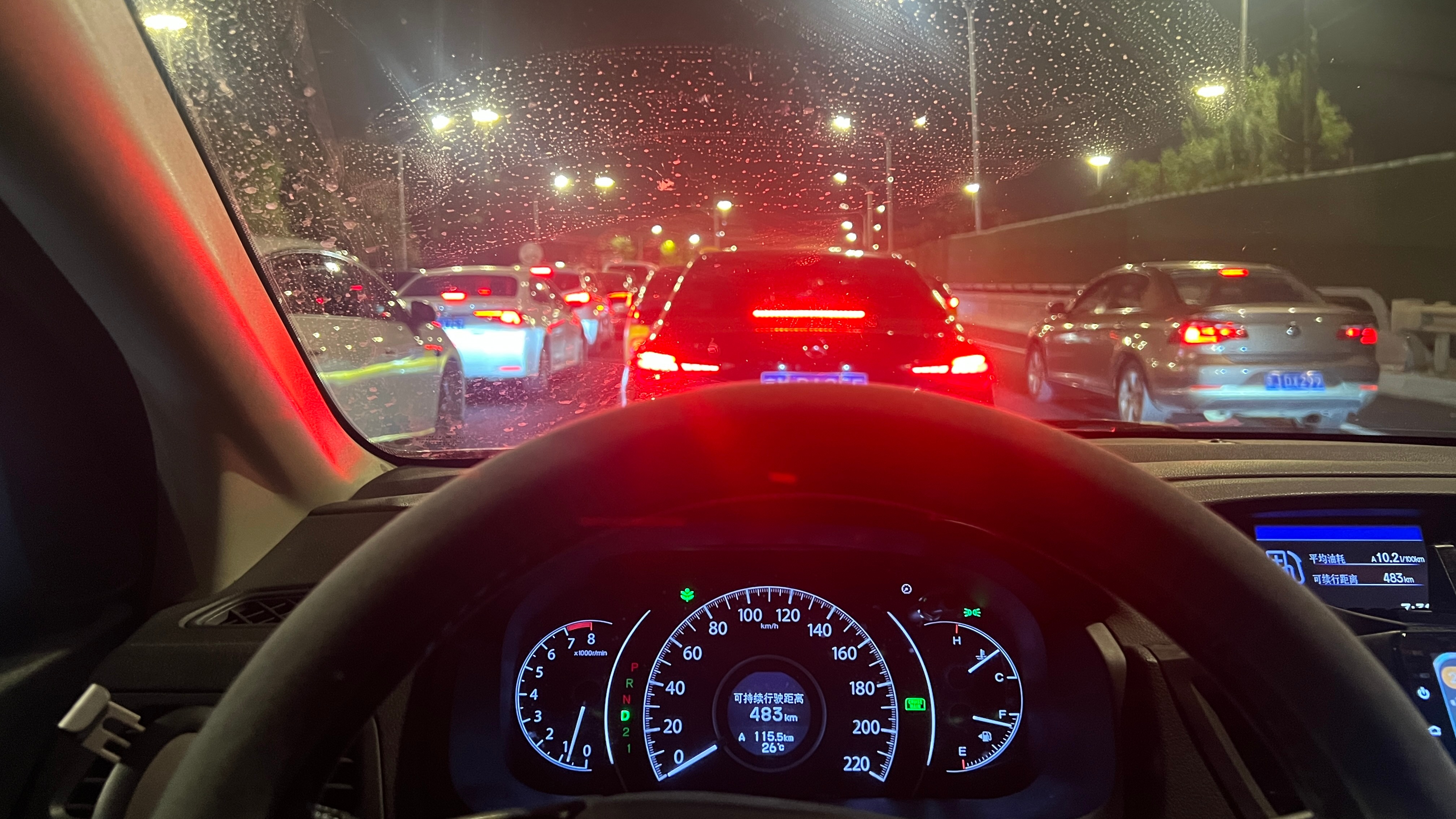 横竖没想到半夜十一点多能堵在四环上