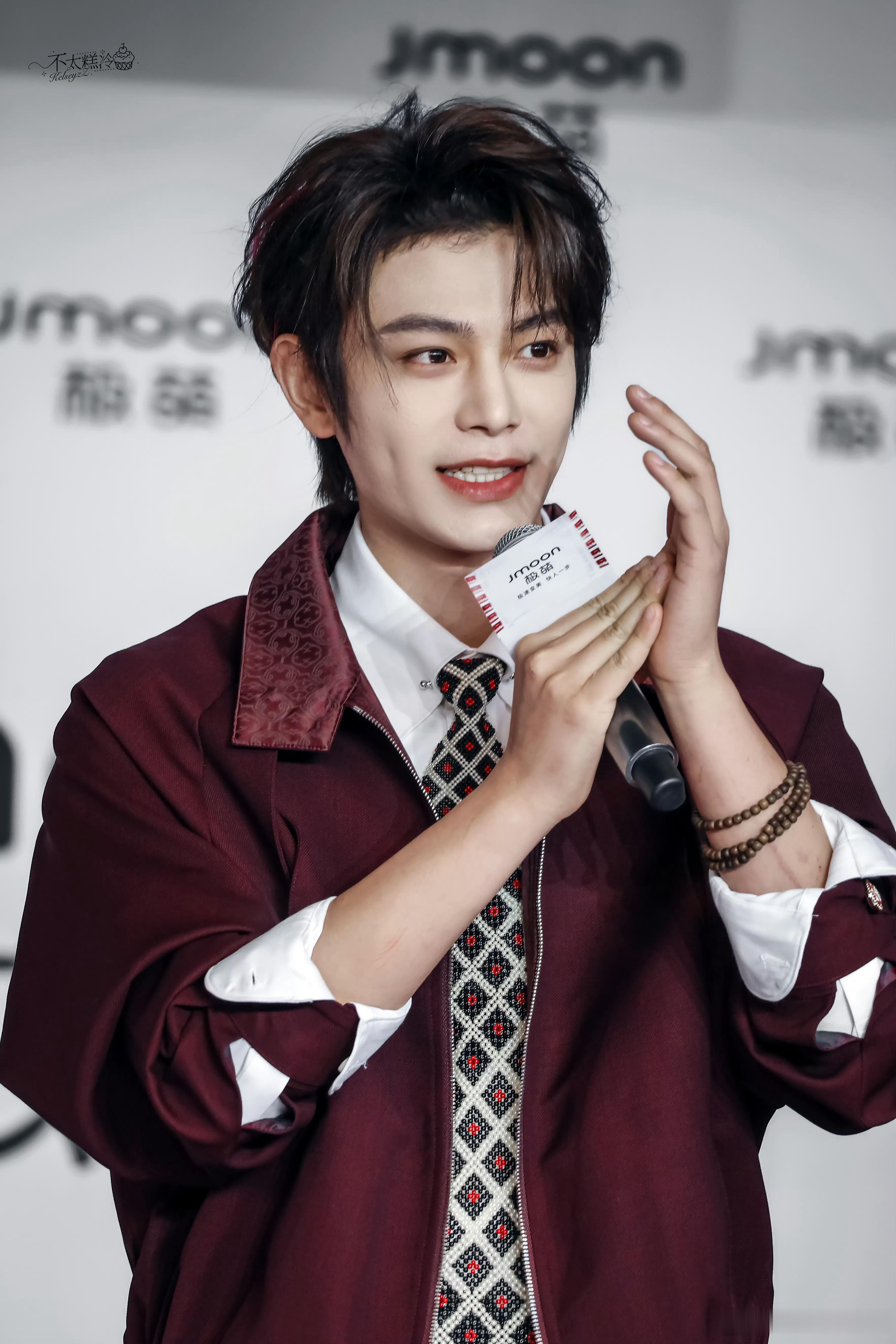 这个丁禹兮兮今天又美貌成啥样了！小酒窝儿好甜哪[可爱][馋嘴][挤眼]（cr水印