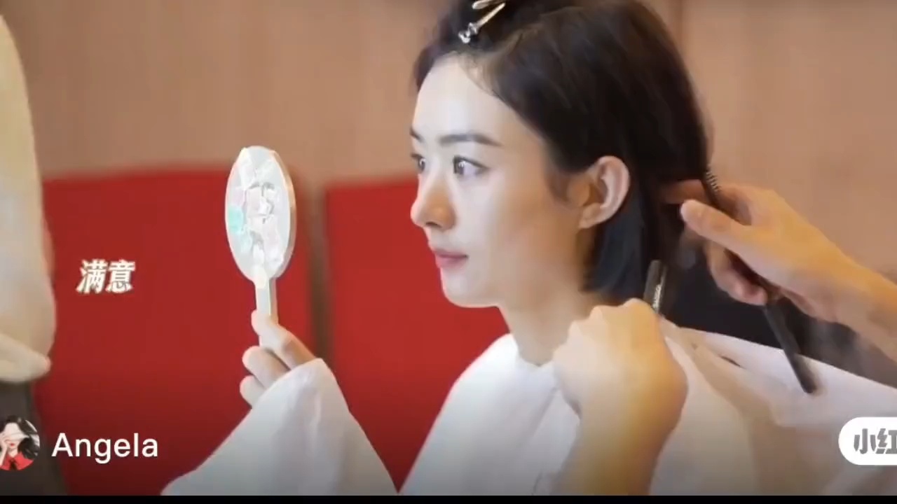 靠近丽一点 宝剪自己头发时萌萌的，很满意的猜猜这是什么时候的 