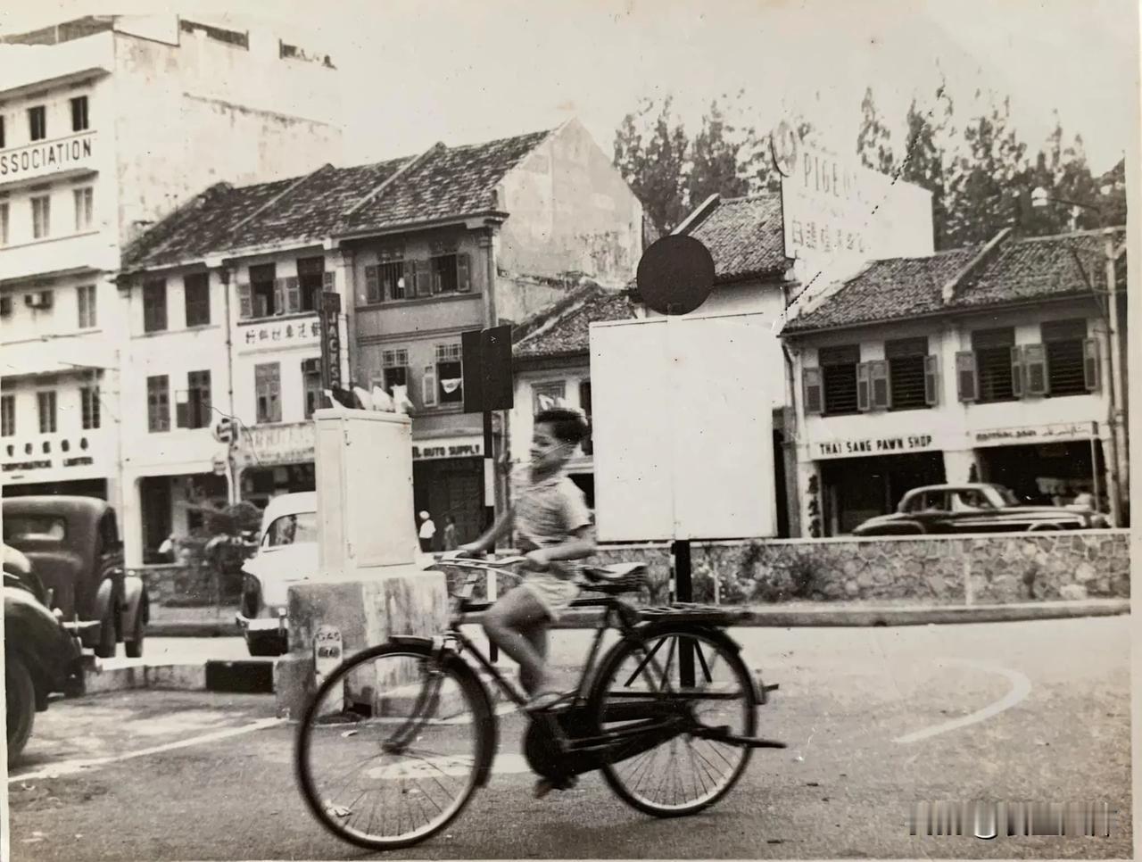 童年常骑着店里载货笨重的大脚踏车（自行车）学习骑脚车，先右脚穿过中间的三角支架，