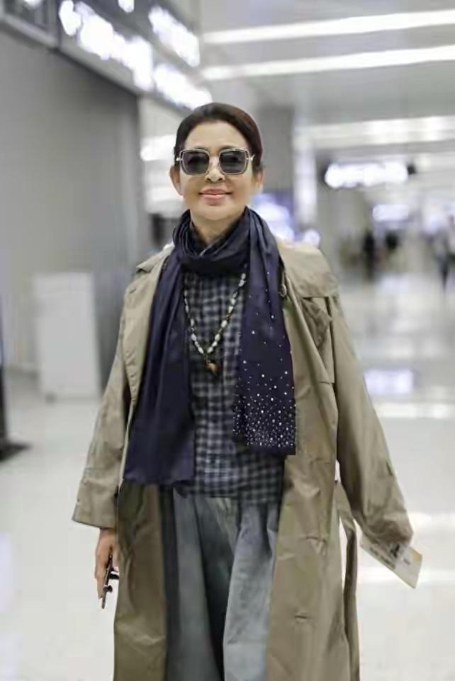 谁能想到，67 岁的倪萍一现身机场，就用一套看似随意的乞丐风穿搭，把我们对中年女