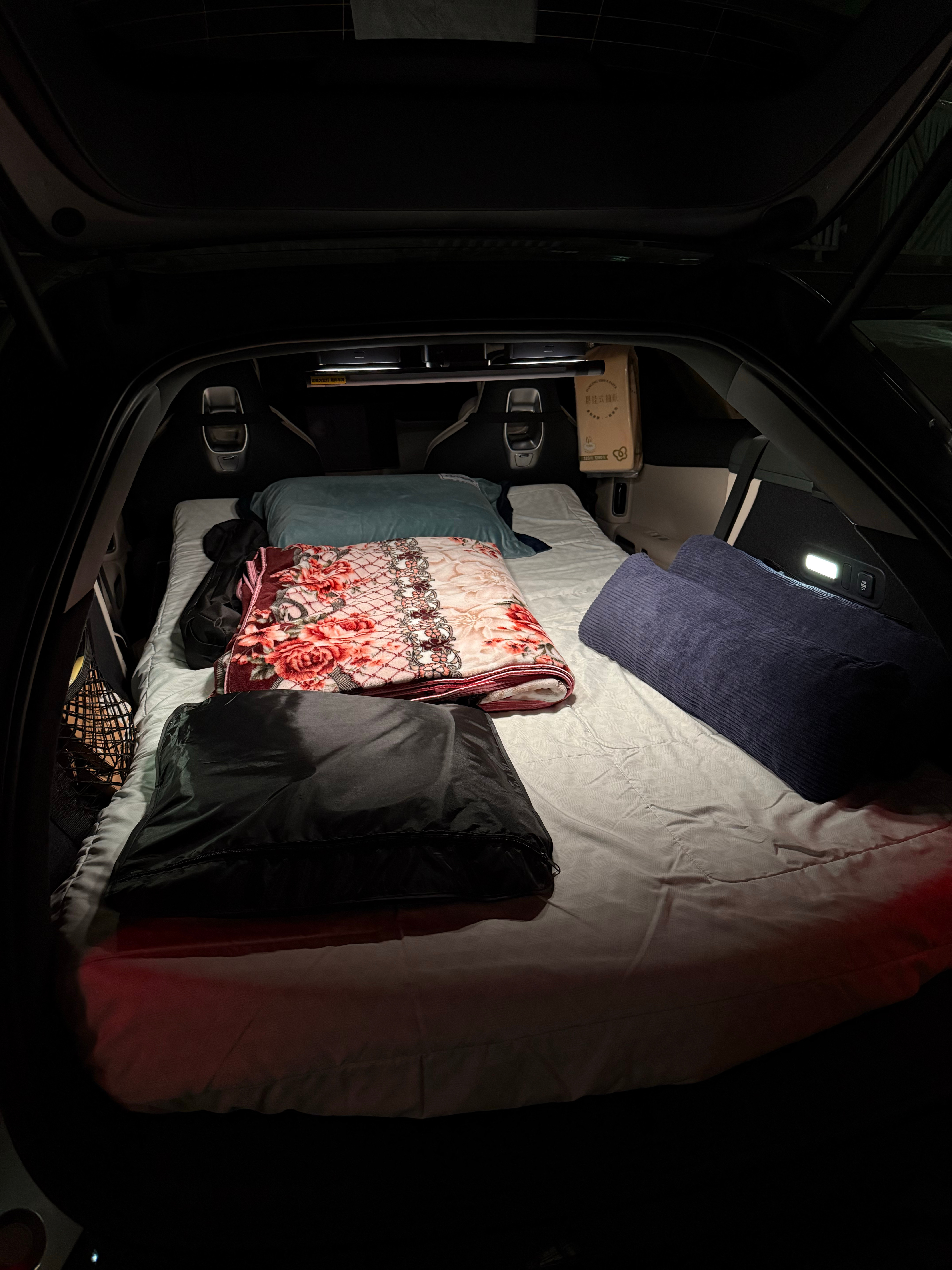 我的小米yu7﻿ 已经被我整成房车了，把后排放倒放上一张找平的床垫直接就变成一张