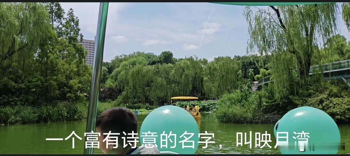 周六一家人来济南办事，把车停在了体育广场，因天气太热，就近到体育广场东侧的泉城公