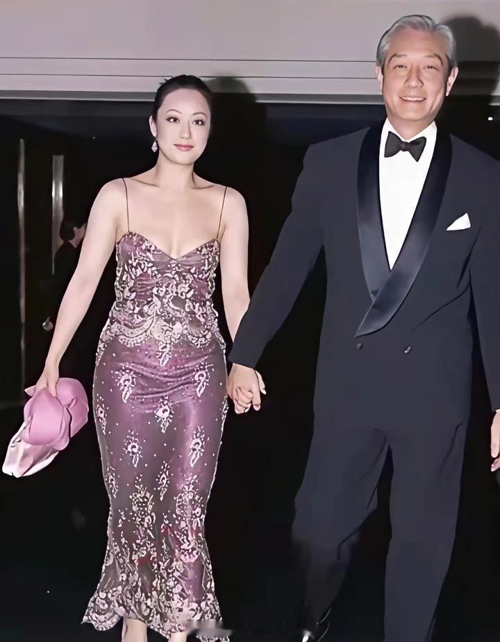 从“败家女”到带货红人，成败都在她会买会穿 我记得当年钟镇涛破产消息的时候，香港