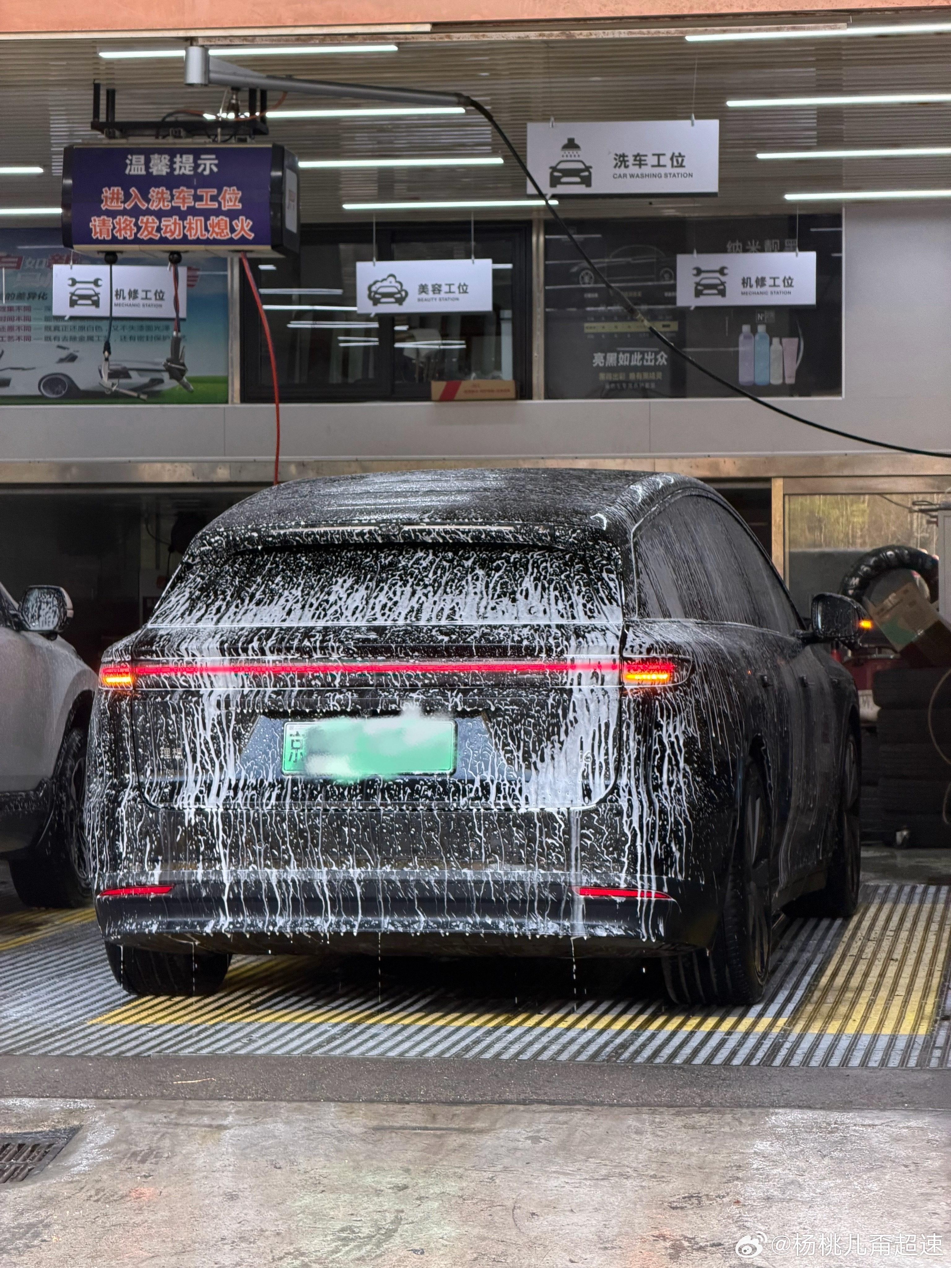 在北京开黑色车的痛。。三天一大洗 两天一小洗。。但凡经历一场毛毛雨 真没眼看了