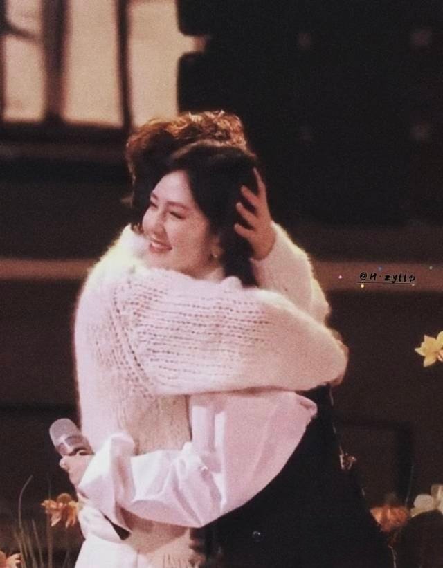 谢娜问不再依赖何炅算长大吗何炅问谢娜栀子花菠萝蜜哪个更好听何炅谢娜这友情我哭死！
