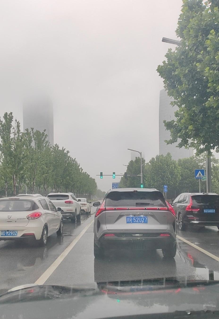 这西安的天气怎么了？下雨温度也降不下来。
      今天西安天水两地都在降中到