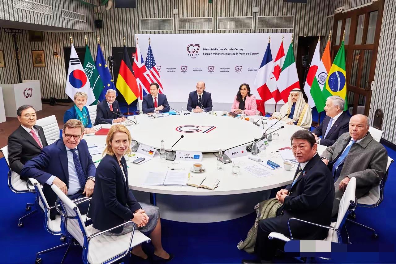 卢比奥泼冷水，逼泽连斯基陷入绝境。

3月27日，美国国务卿鲁比奥在法国参加七国