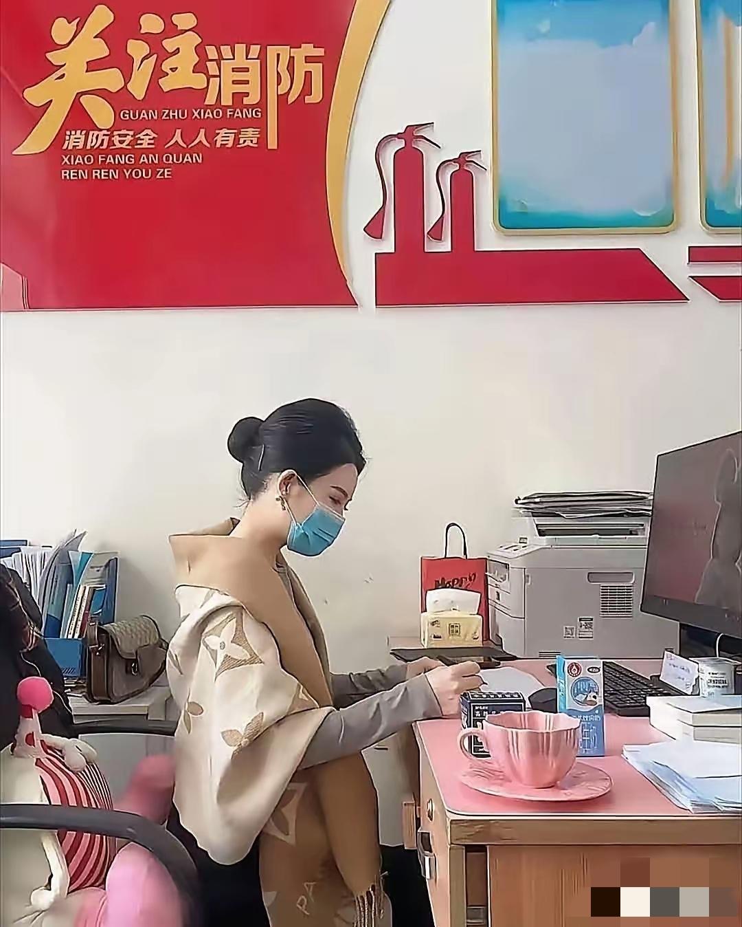大家是不是都有这感觉？体制内的女生好像自带“高冷滤镜”，穿得端庄得体，说话不急不