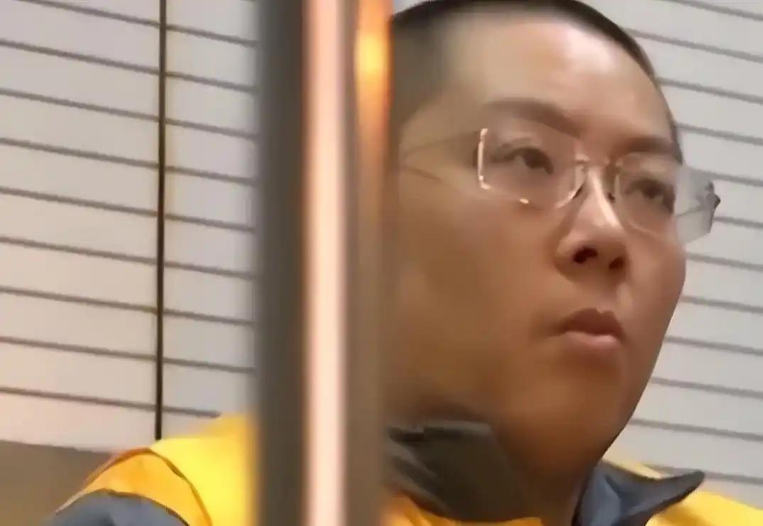 短短18个月就挥霍掉380多亿公款，平均每个月烧掉20多个亿，不仅买下大坑把奢侈