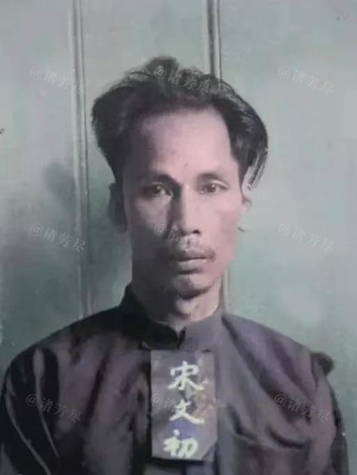 1931年，香港，41岁的胡志明被警察逮捕后，留下了这张罕见照片。镜头中的他虽然