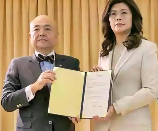 同胞们！请记住这个女人，她在7月31日(731)这天往民族伤疤上“撒了一把盐”！