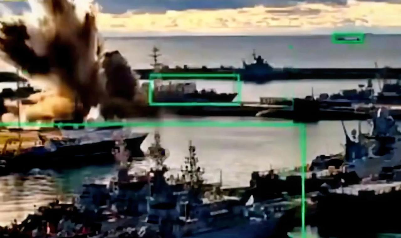 乌克兰无人潜航器成功袭击黑海舰队基地！从视频中可以看出，乌克兰一艘水下潜航器，悄