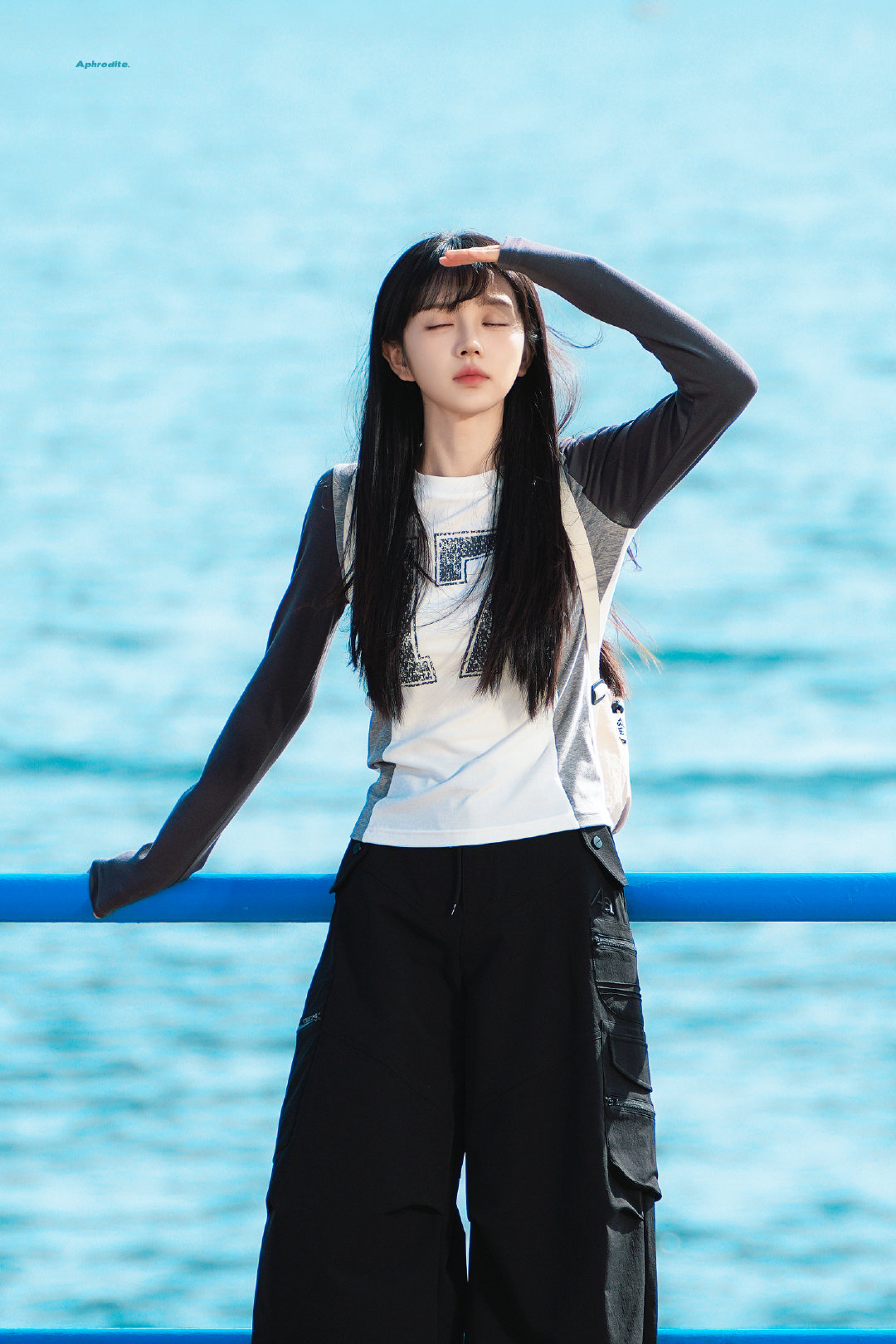 田曦薇林知夏海边路透田曦薇《天才女友》林知夏海边路透来啦~海风不仅吹动了林知夏的