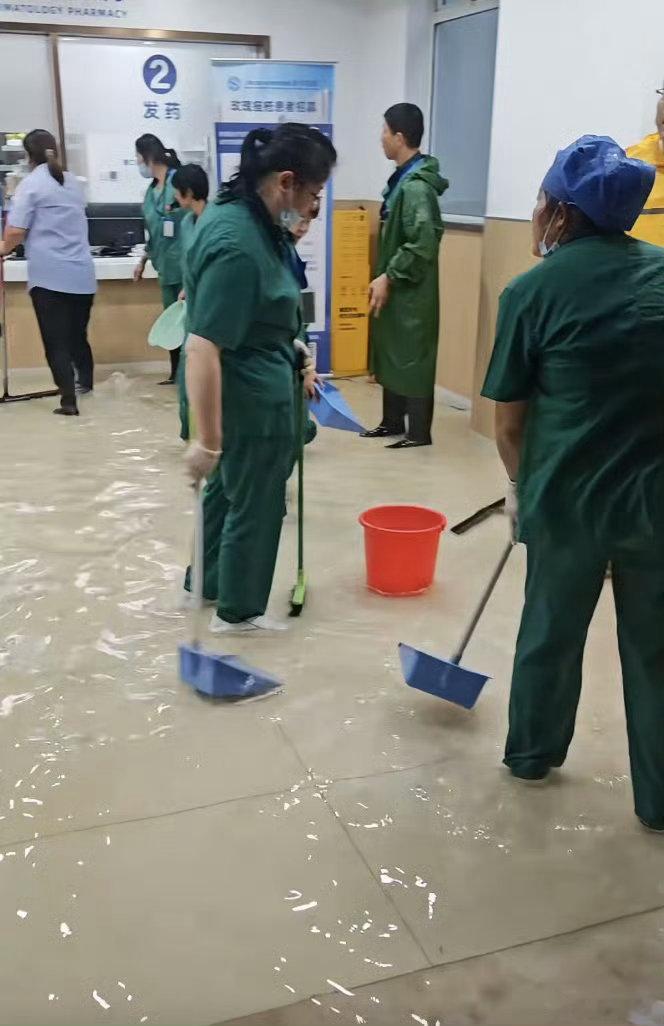 上海暴雨致新华医院一大楼积水老牌医院新华医院那里地势真的低，挺麻烦的。 