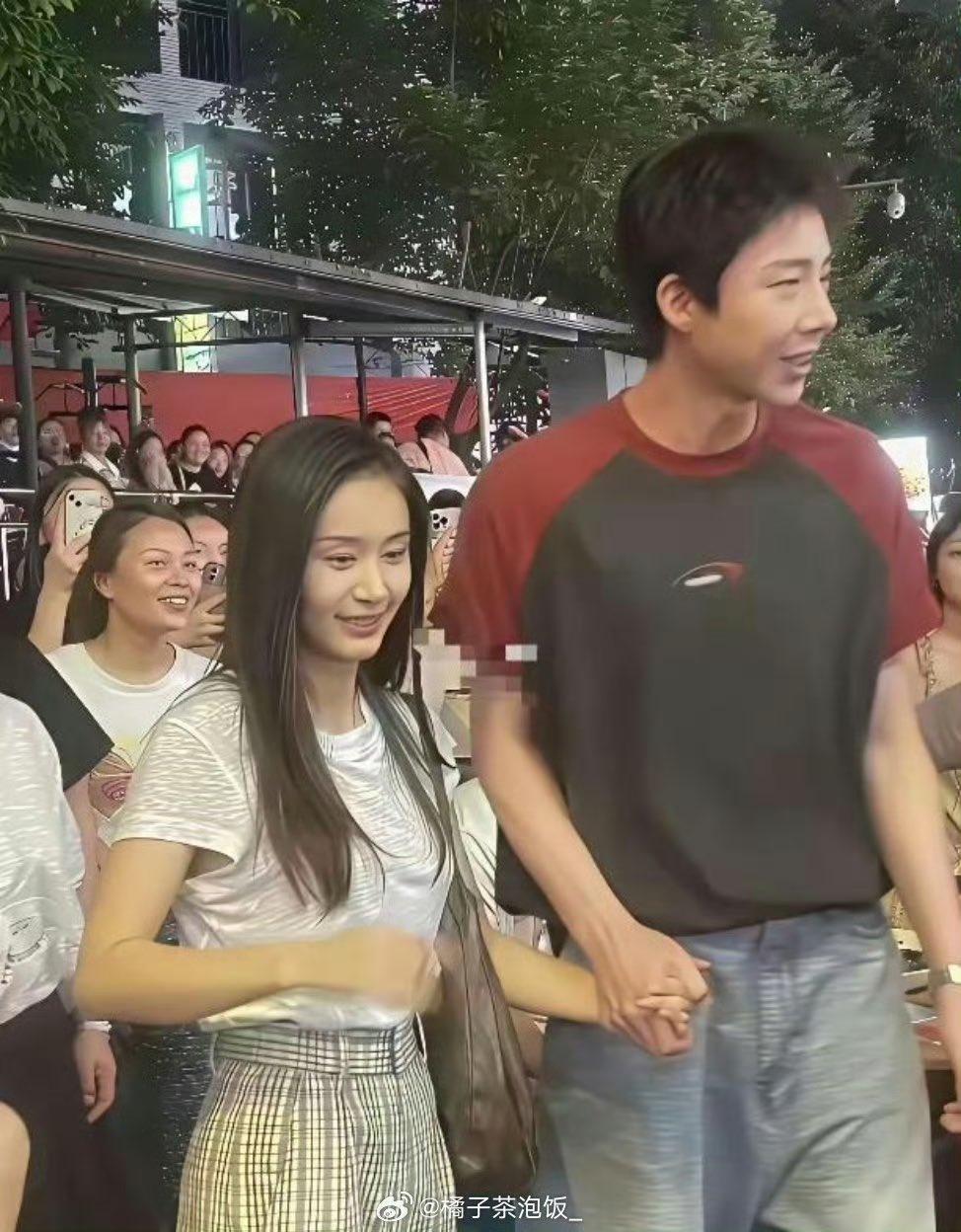 明星在线下也就更素人一样，
你知道这两是谁吗？