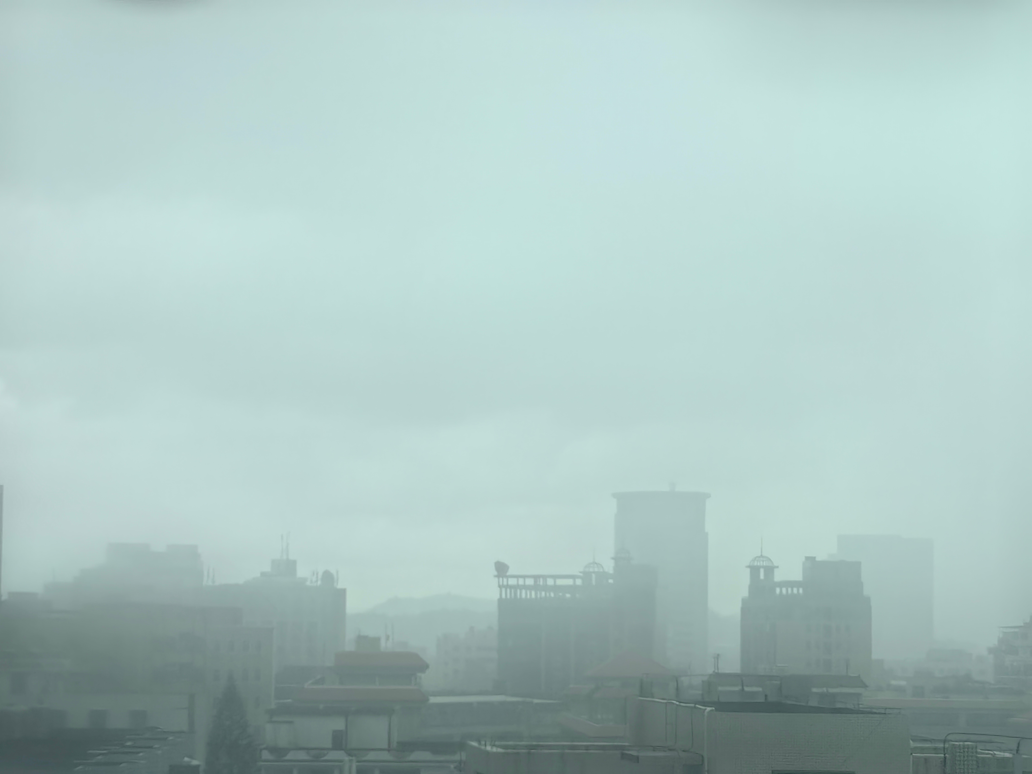 下午下了一场大雨。 
