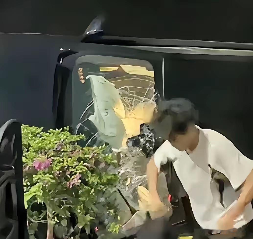 “全网破防！”广东汕头凌晨三点空荡荡的街头，一名年仅18岁的少年，凭着一腔赤诚与