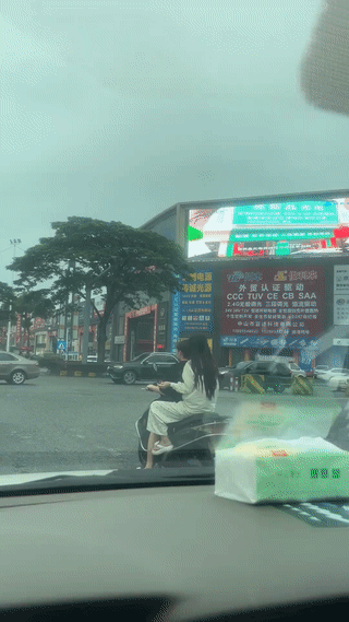 男孩抽烟也就算了，男孩后座的女孩竟然也抽烟？
更奇葩的是他们两个人竟然在同抽一支