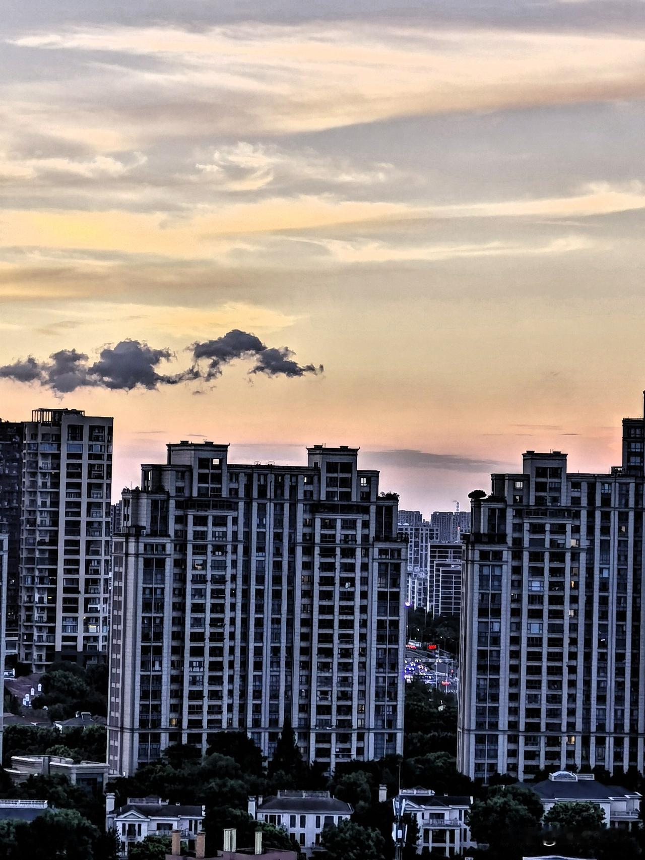 随拍城市暮色风光

暮色四合，城市换上了温柔的滤镜，昨晚在窗台上随拍了几张城市风