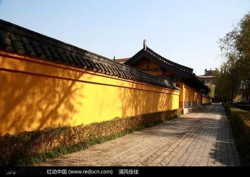 为什么庙宇外墙南方多为黄色，北方多为红色，有何文化内涵？
南方的庙宇通常是黄色的