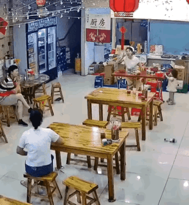 这日子还过得下去吗？

婆婆带着儿子和儿媳开了一个小餐馆，不知道为什么事，婆婆和