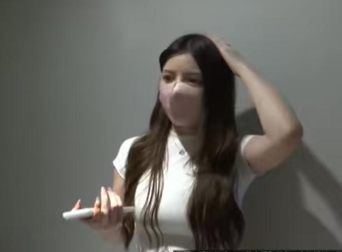 浙江杭州，一小伙子盯上一名女子，暗中盯梢一段时间，大半夜溜到女生家门口。男子没有