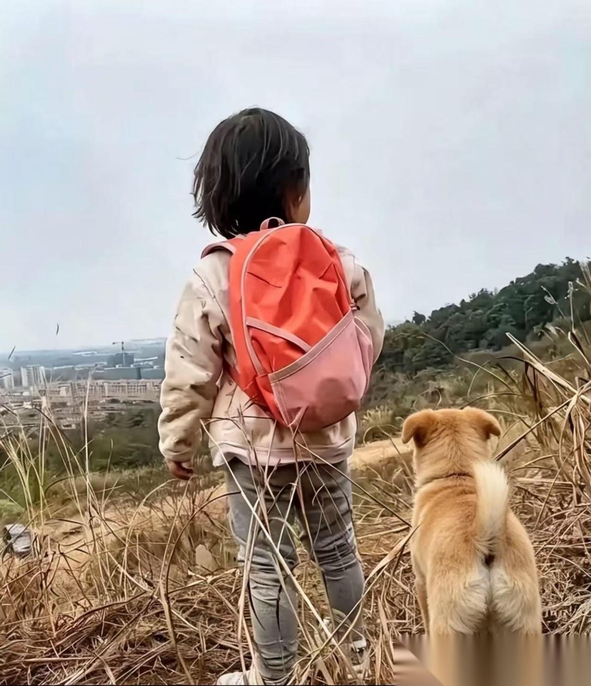 父母离婚后，7岁女儿和父亲生活。父亲为了赚钱养家，外出打工，小女孩就跟着爷爷奶奶