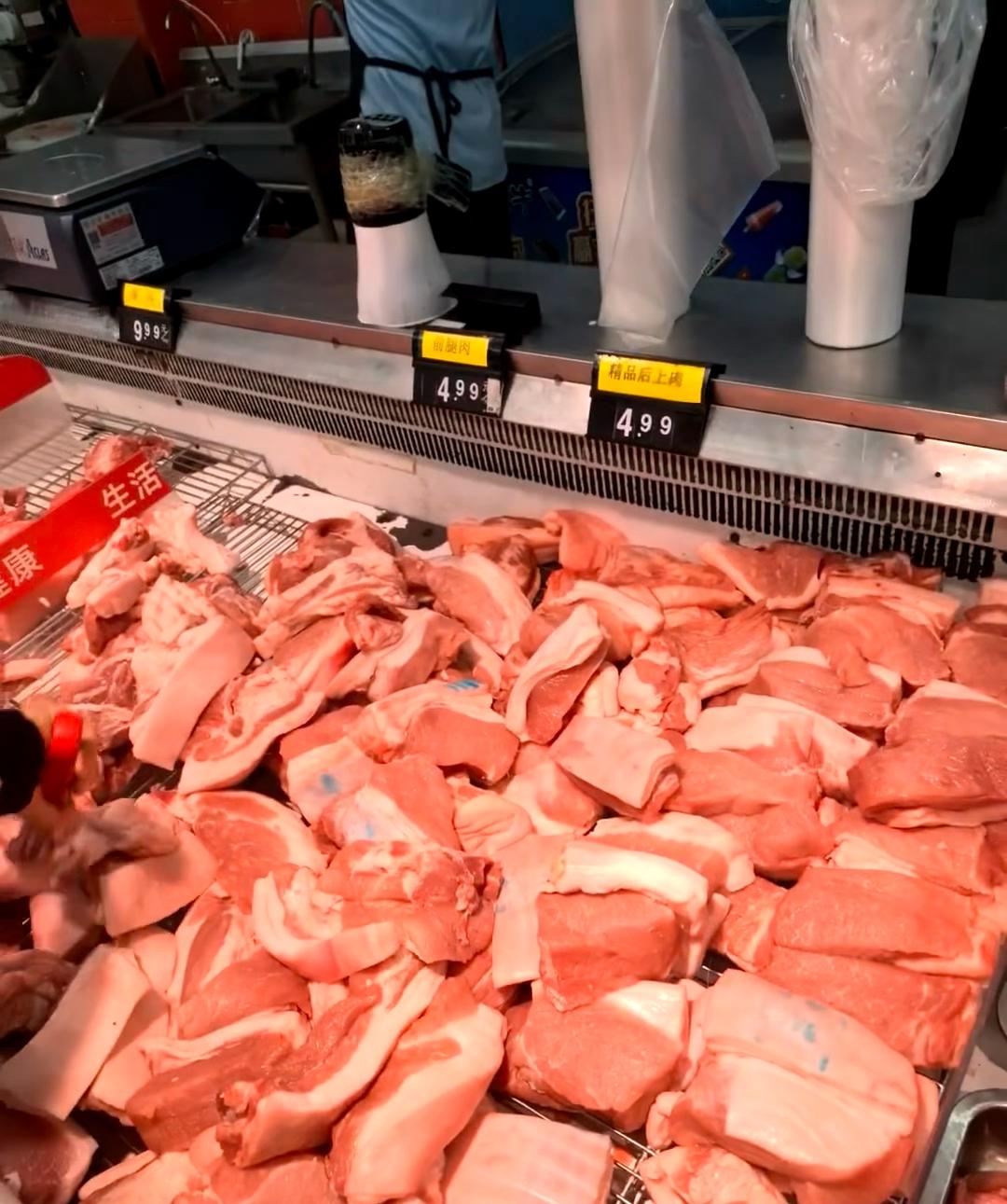 猪肉怎么了？深圳的猪肉进入4元一斤时代。
被超市的猪肉价格震惊到了。
4.99元