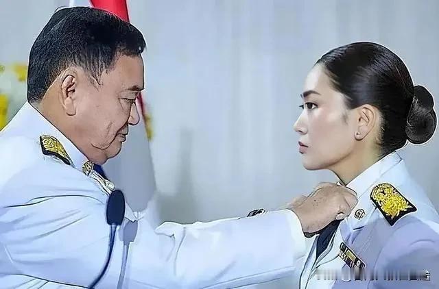 佩通坦转身当"监督官"，泰国政坛新戏码上演！
 
泰国政坛最近上演了一出精彩大戏