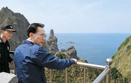 富贵从政留情面，草根登顶不留情，这句话，放在韩国政坛，放在李明博身上，格外贴切。