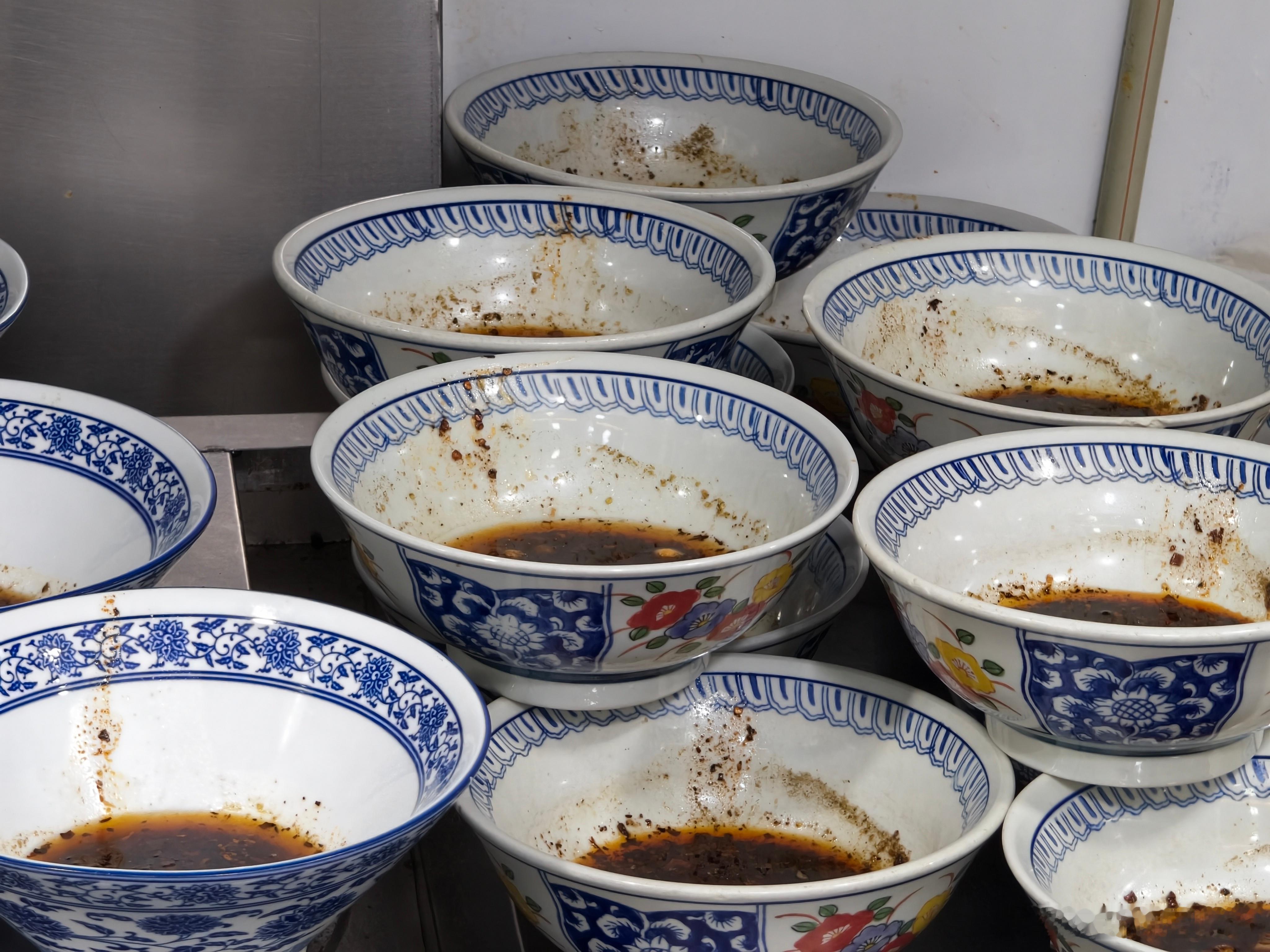 落地重庆就挺晚了，不饿是真不饿，但是，为了明天能更好的工作，还是得吃个本地味道，