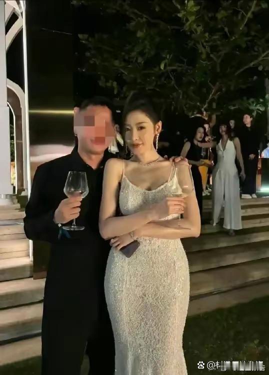 张天爱跟素人合影，胯真的好宽，大宅院似的 ​​​