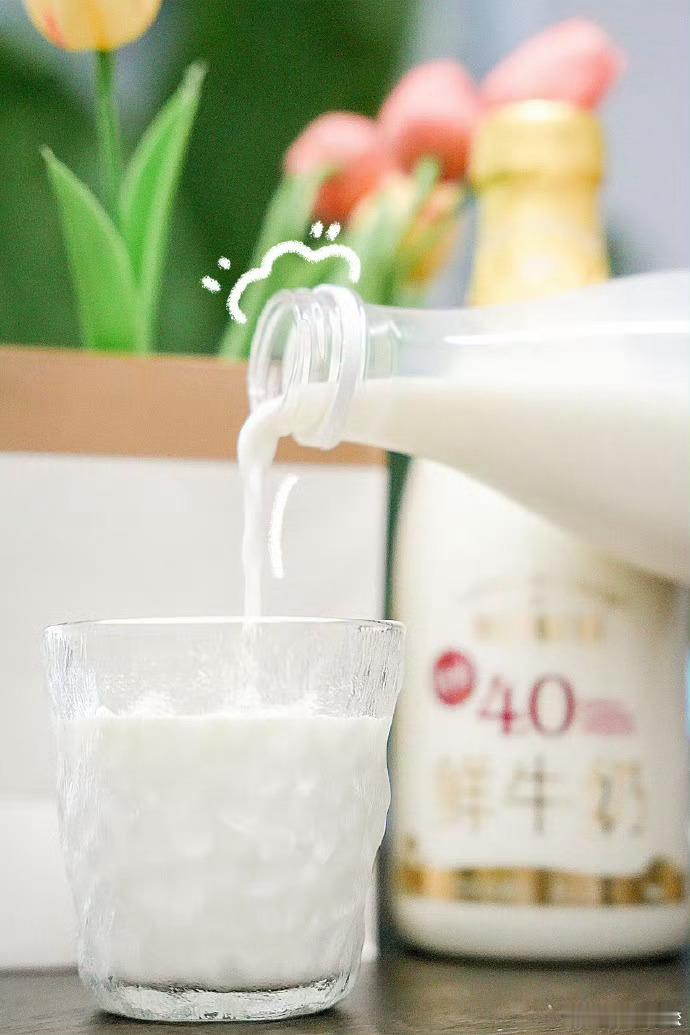 消费升级之下，鲜奶不再只满足基础饮用需求，硬核的奶源实力、先进的锁鲜技术成了比拼