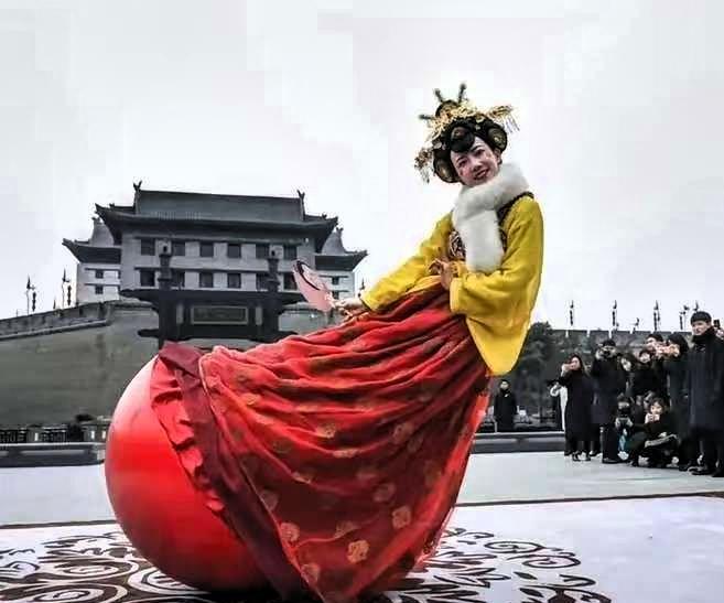 西安不倒翁小姐姐离职，
原因也很简单，
不是因为她不想留，而是因为生活推着人往前