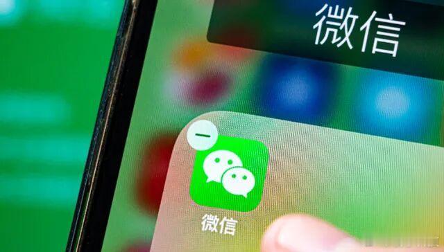 【用AI写公众号年赚200万夫妻被封号】深圳一间不足20平米的出租屋内，90后夫