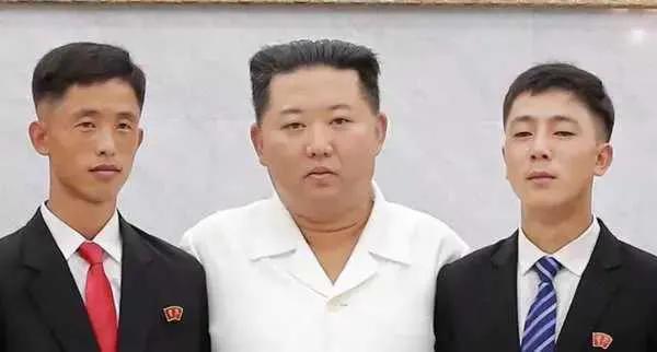 看那个保镖，从眼神可以看出令人胆寒的杀气。