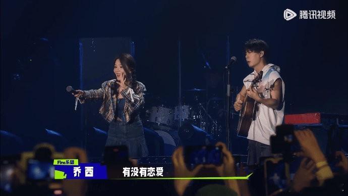 他的歌声里有着一种独特的魅力，能够让人感受到强烈的音乐氛围。这次的清唱，更是打动