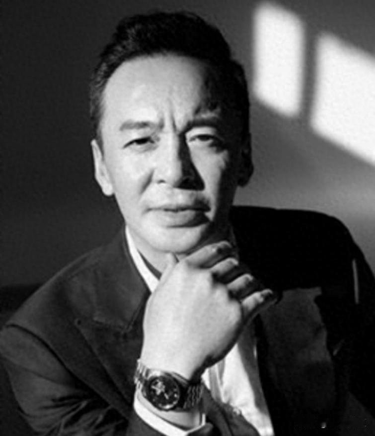 他演了三十年，没人记得名字，抖个大衣全网疯传，可到底是谁在演？
今天刷到央视《主
