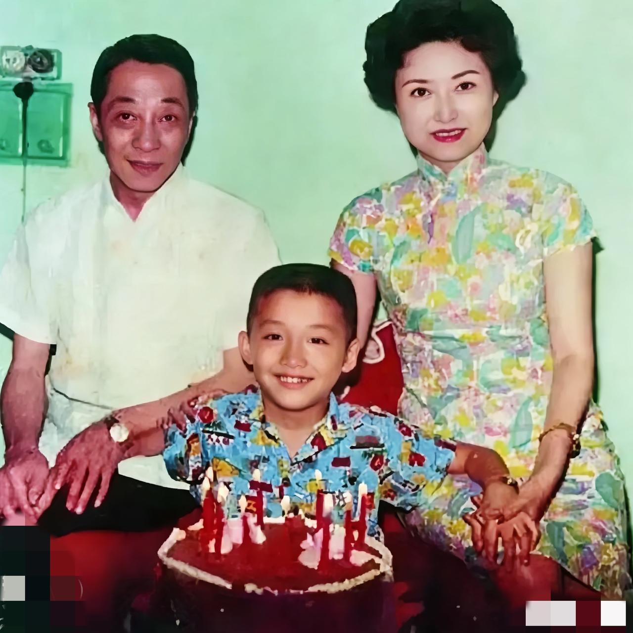 1971年，十岁的庾澄庆迎来生日，母亲张正芬与父亲庾家麟满心欢喜地为儿子庆生，一