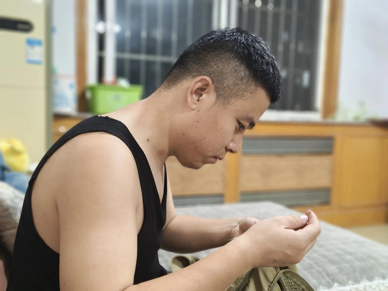 钓鱼马甲坏了，儿子偷拍的，哈哈~
​还没有一样颜色的线，这技术可以应聘国家一级裁